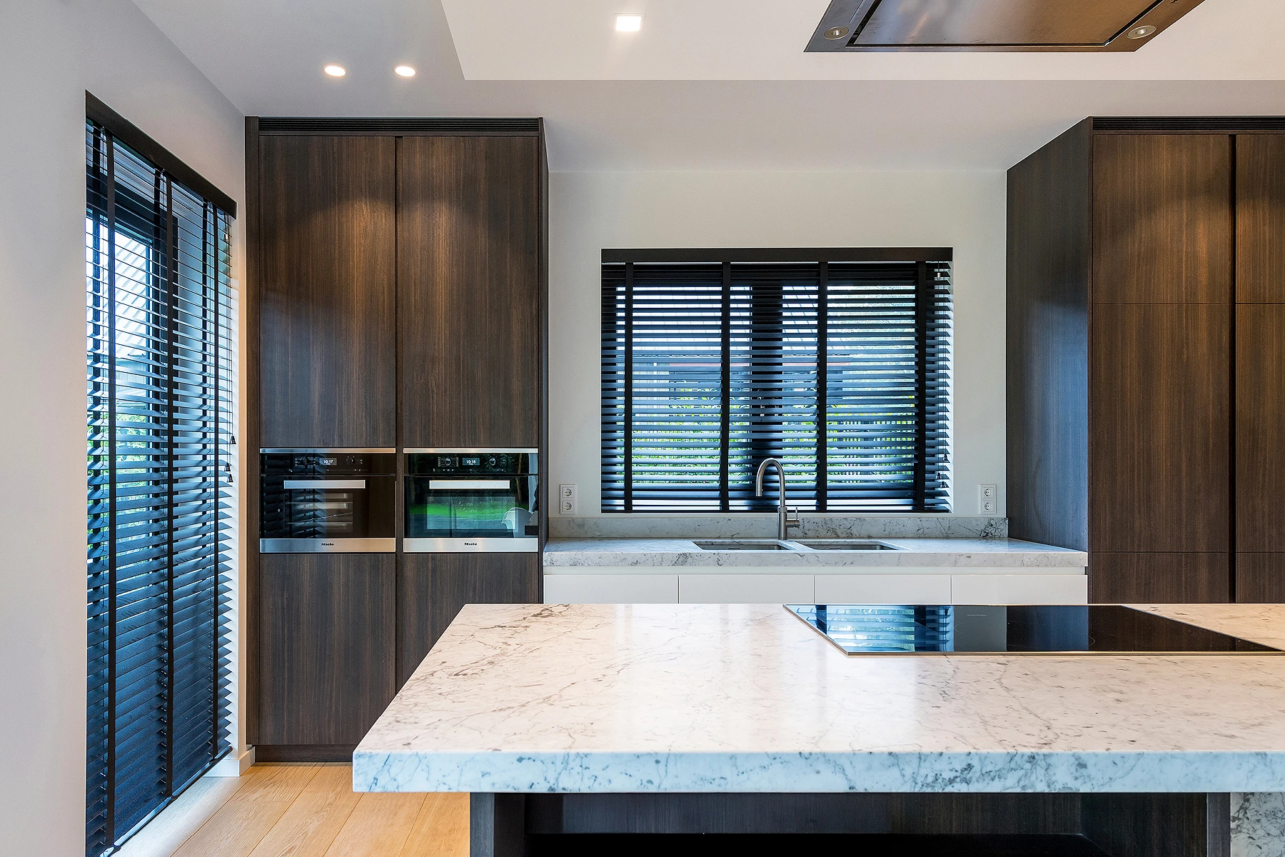 Keuken met hout en marmer Keukens en interieurs