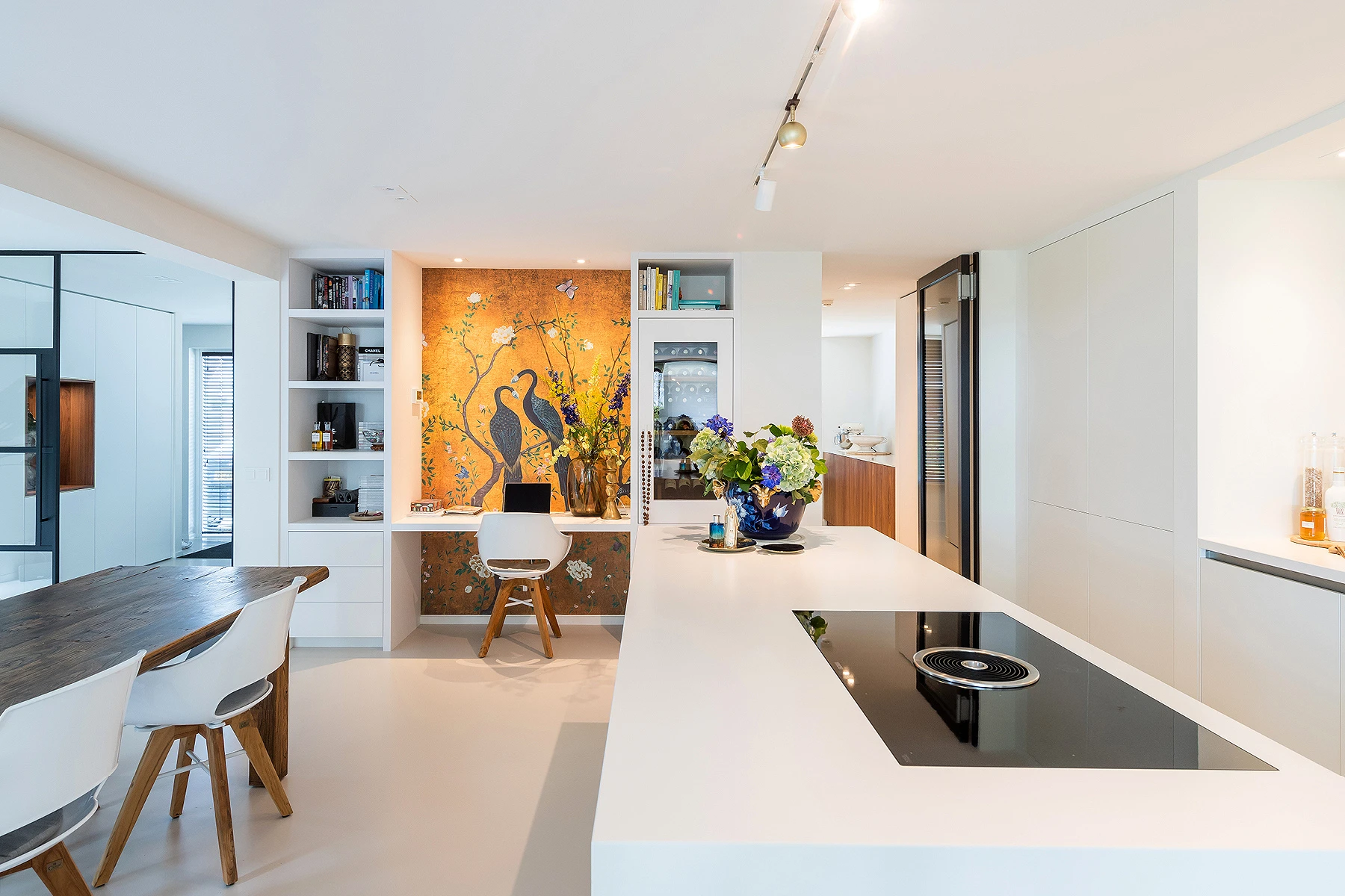 Licht interieur met warme accenten Keukens en interieurs