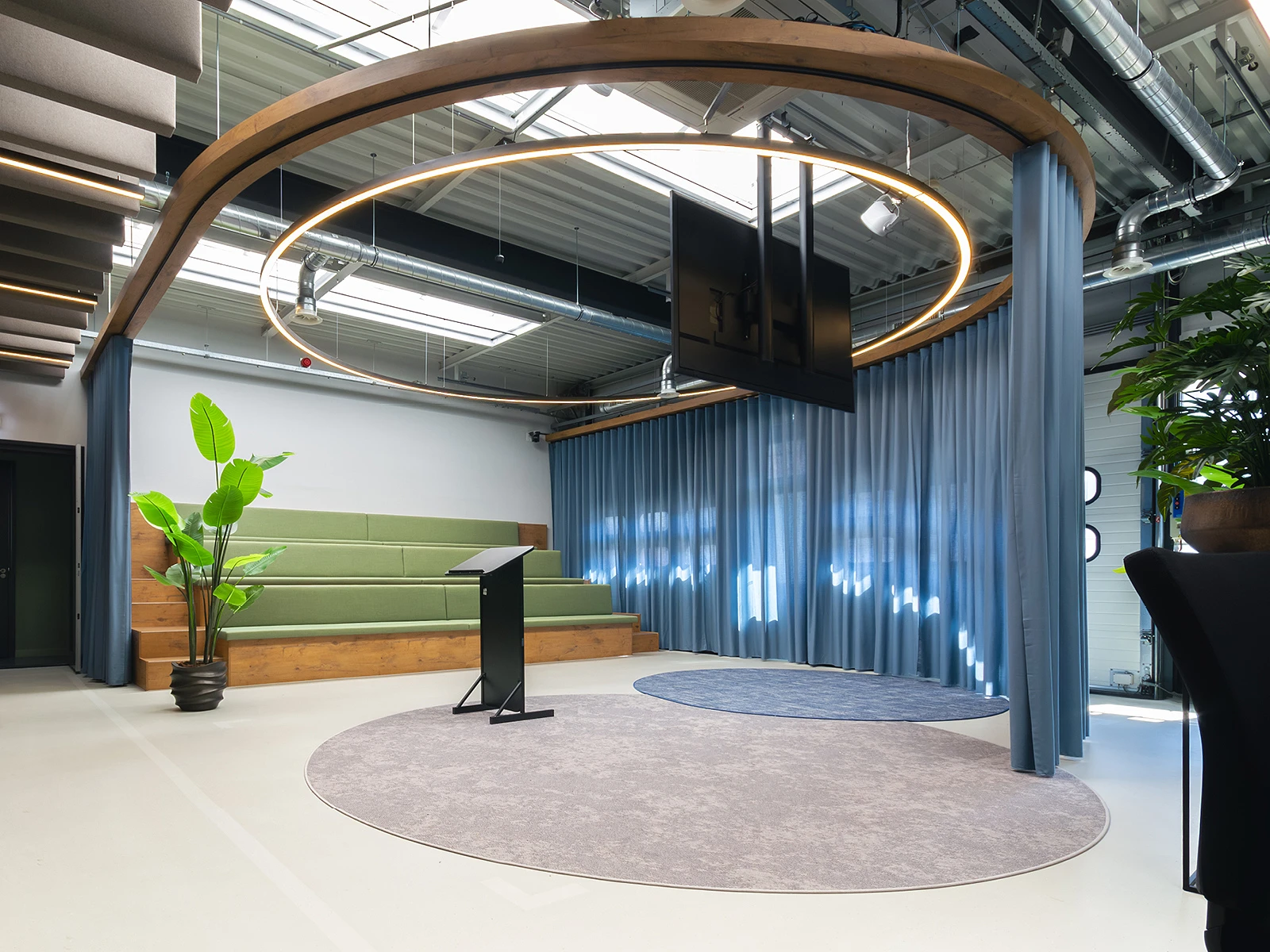 auditorium in Rotterdam volledig op maat gemaakt door MTH Interieurmakers bij een bedrijf
