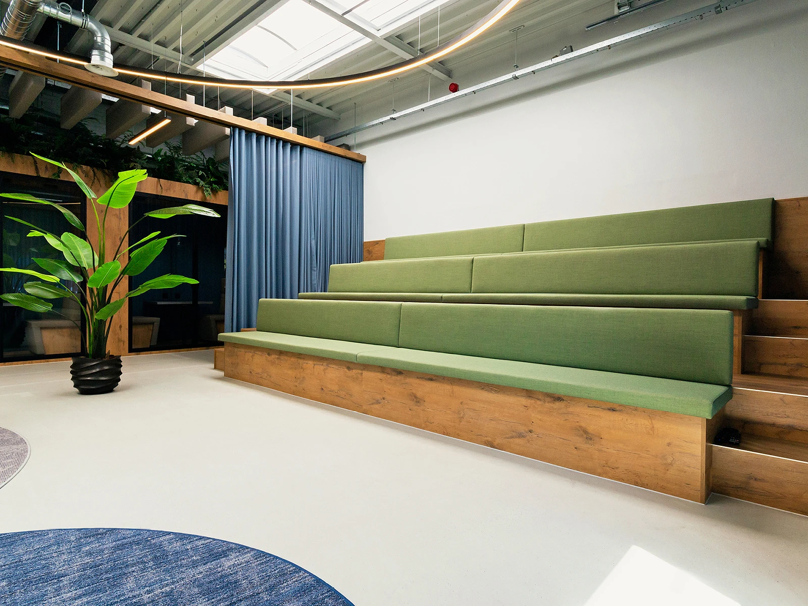 auditorium volledig op maat gemaakt door MTH Interieurmakers bij een bedrijf