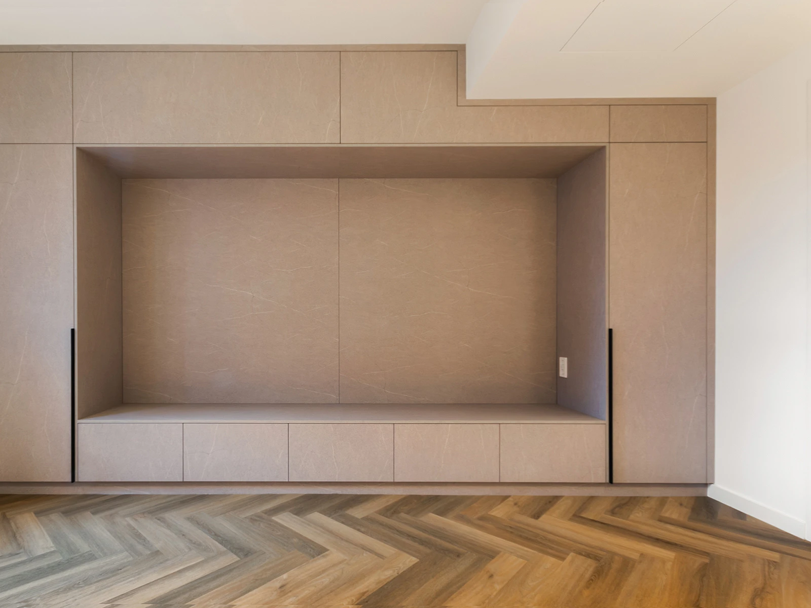 Bijzondere kastenwand op maat gemaakt in riante woning in Hardinxveld 