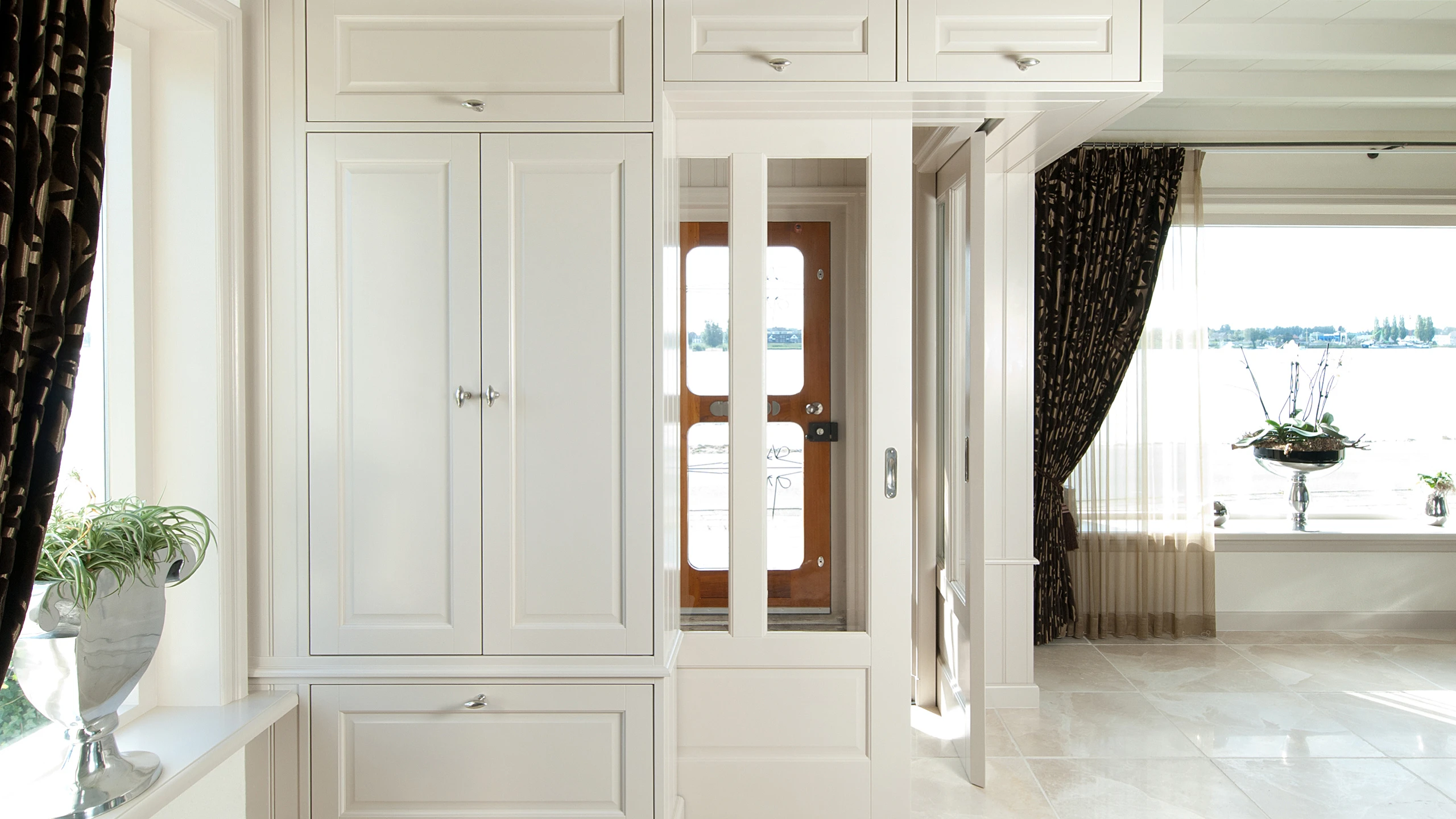 Ensuite kast op maat gemaakt door MTH Interieurmakers met de doorgang naar buiten