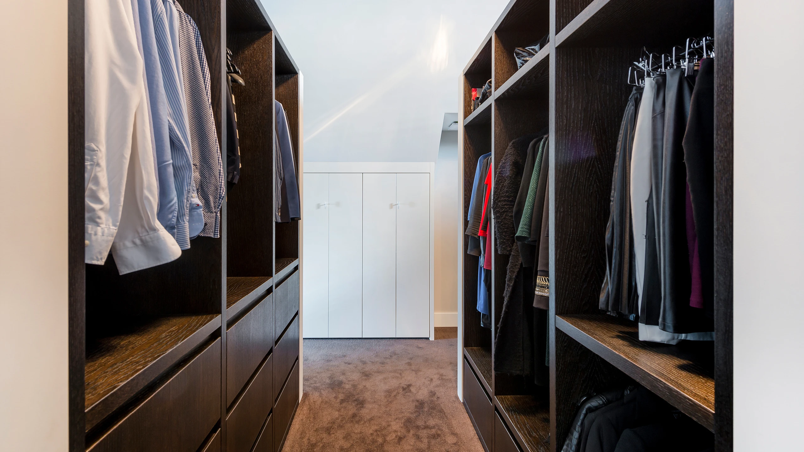 Inloopkast op maat door MTH Interieurmakers in Dordrecht