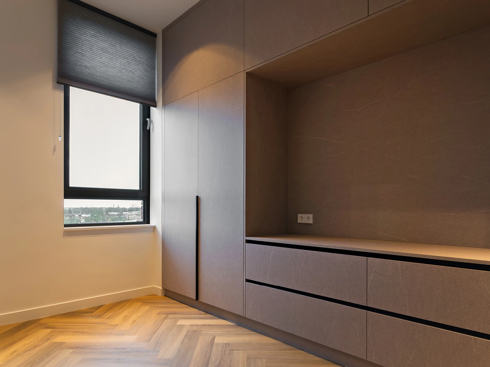 Kasten naast het raam op maat gemaakt in riante woning in Hardinxveld 