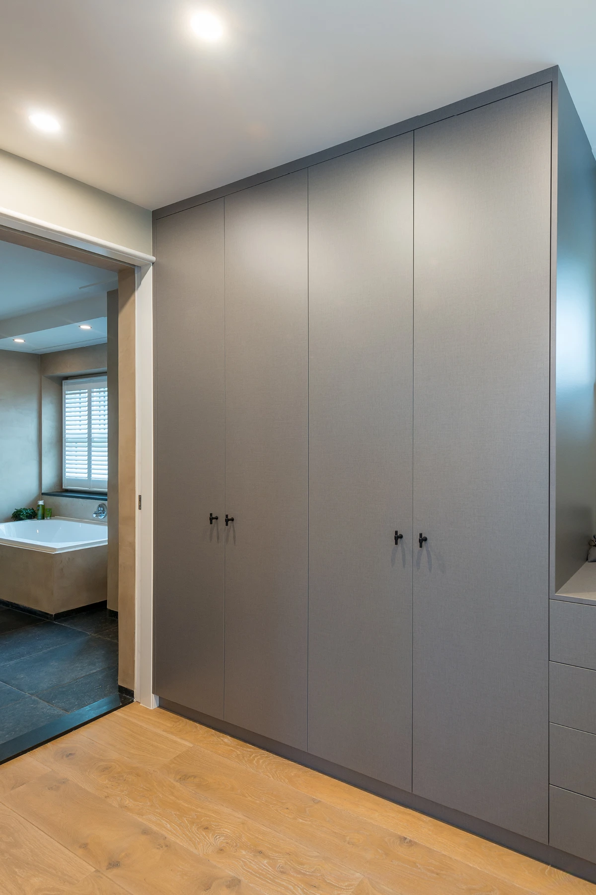 Kasten op maat gemaakt door MTH Interieurmakers naast het washok