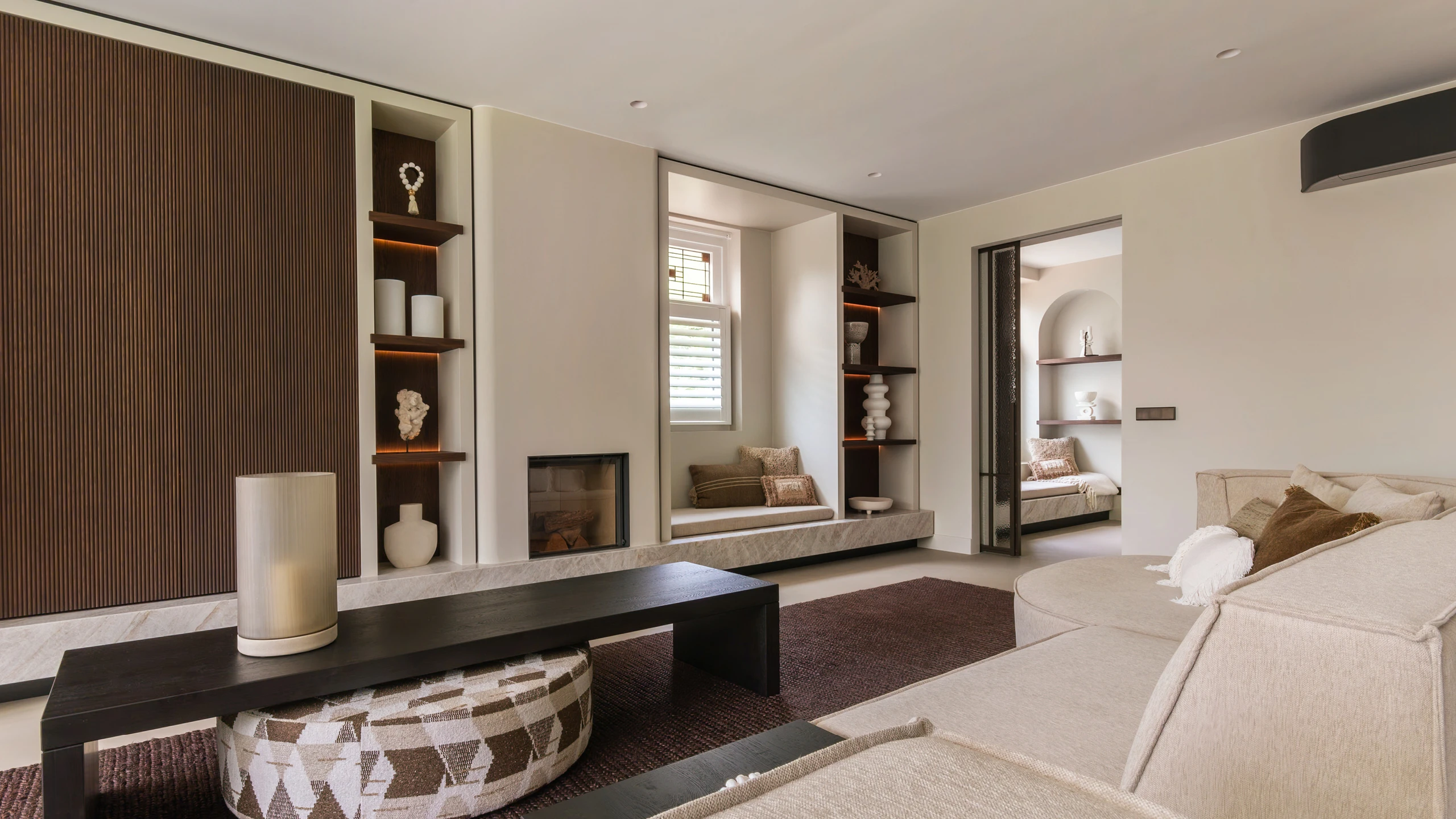 Kasten op maat in woonkamer met doorloop naar de maatkeuken in wandkast