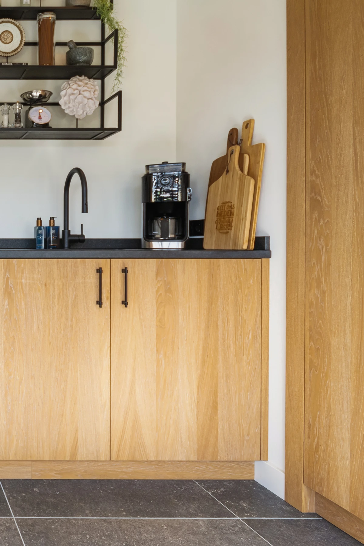 Kastenblok in de hoek op maat gemaakt