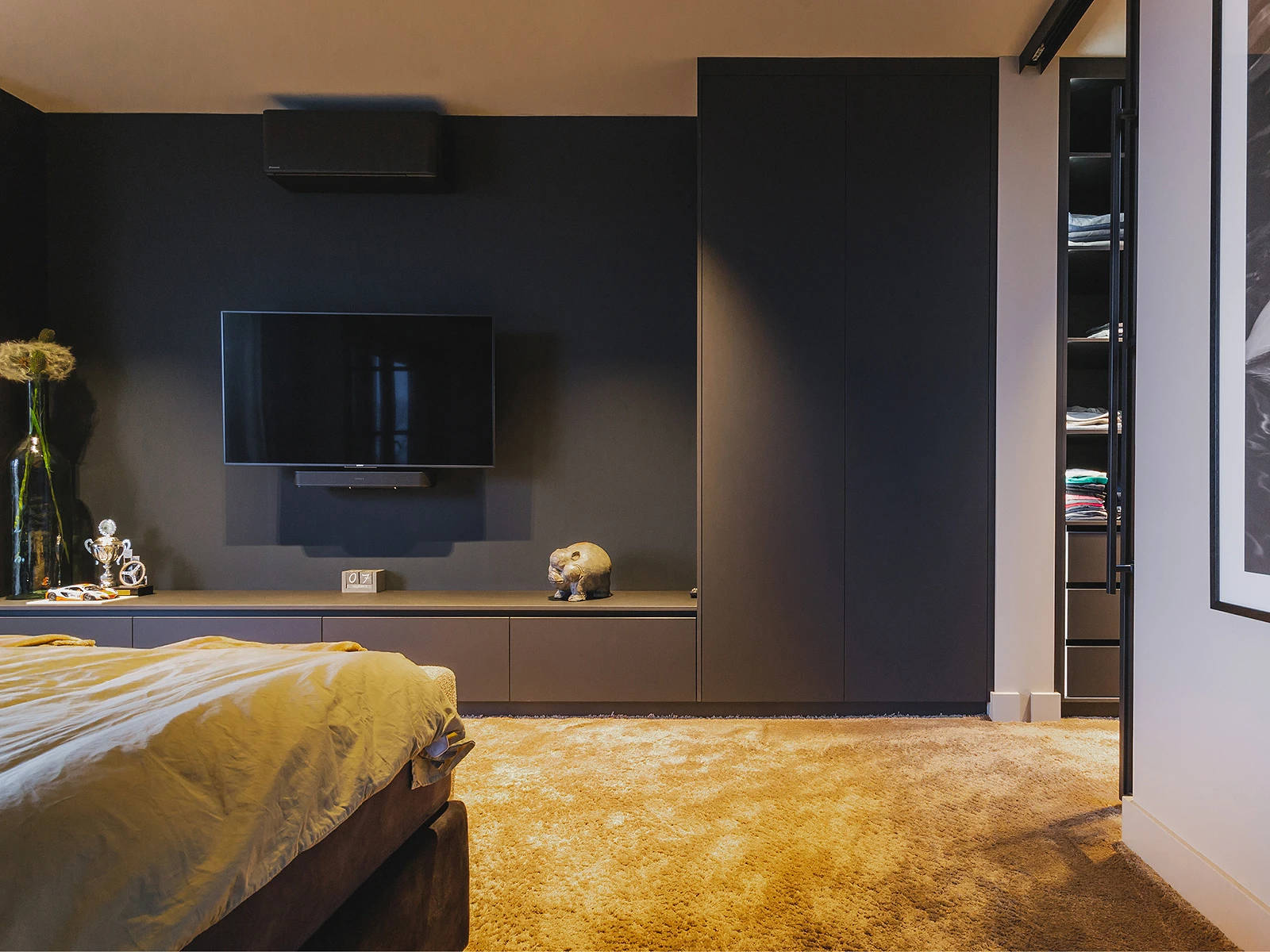 Kastenwand op maat gemaakt in de slaapkamer in Giessenburg door MTH Interieurmakers