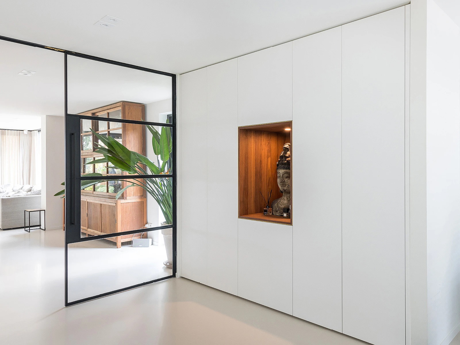 Kastenwand op maat gemaakt met een nis 