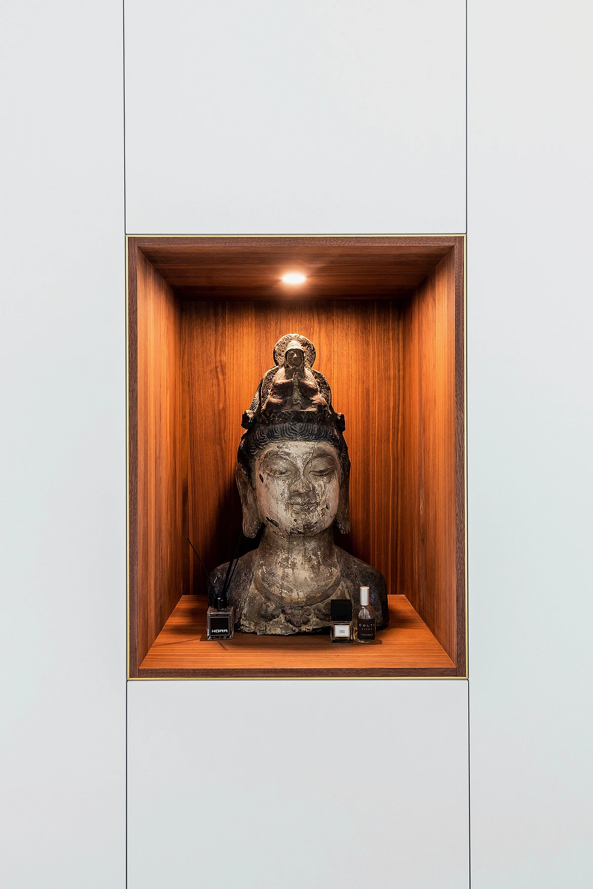 Kastenwand op maat met een nis close up