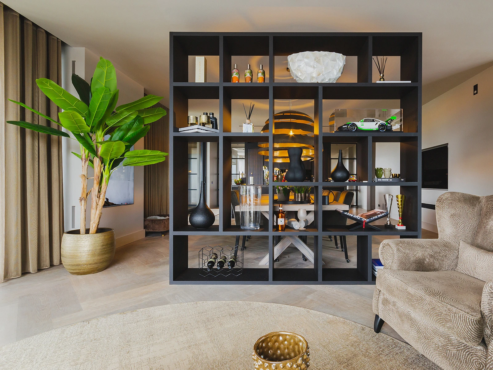 Kastenwand op maat open in de kamer door MTH Interieurmakers in Sliedrecht