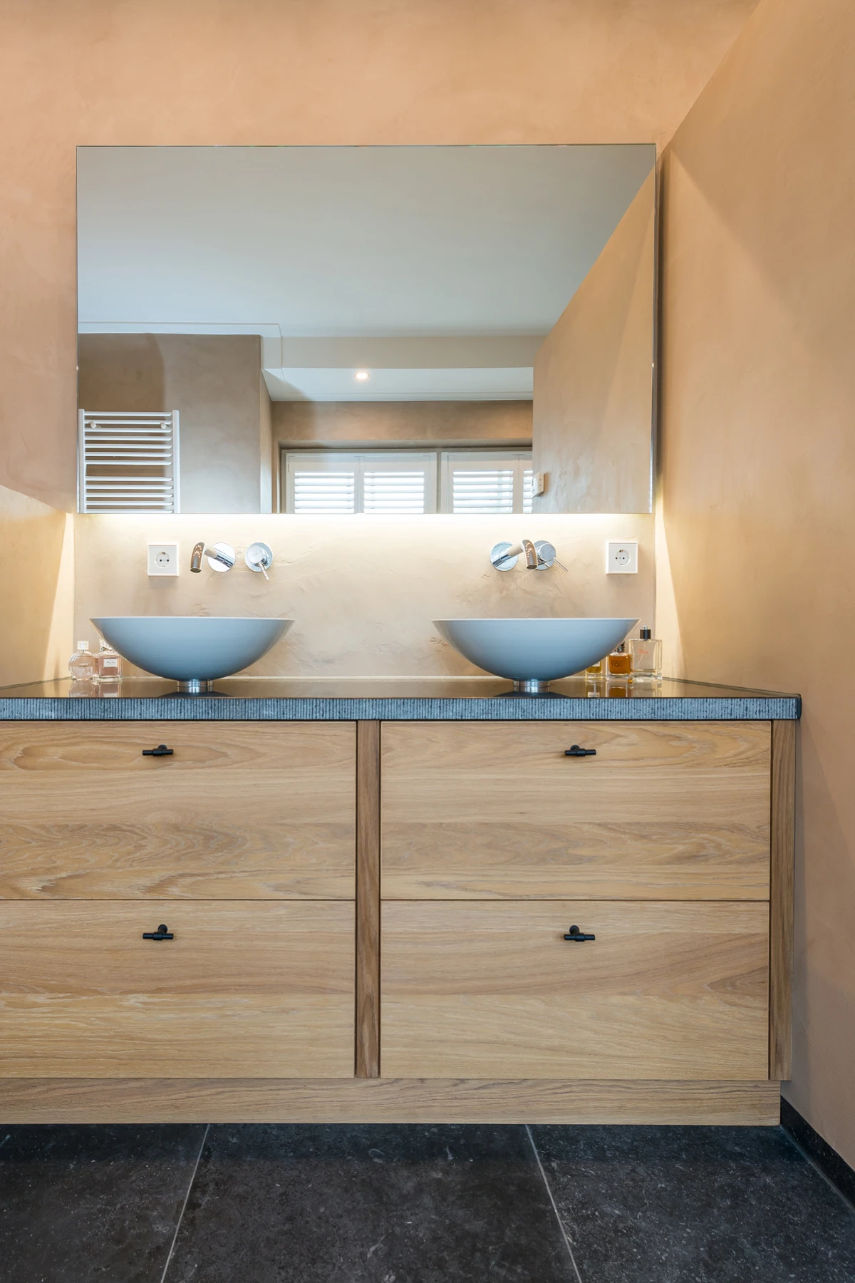 kastjes op maat onder de waskommen met een spiegel op maat erboven