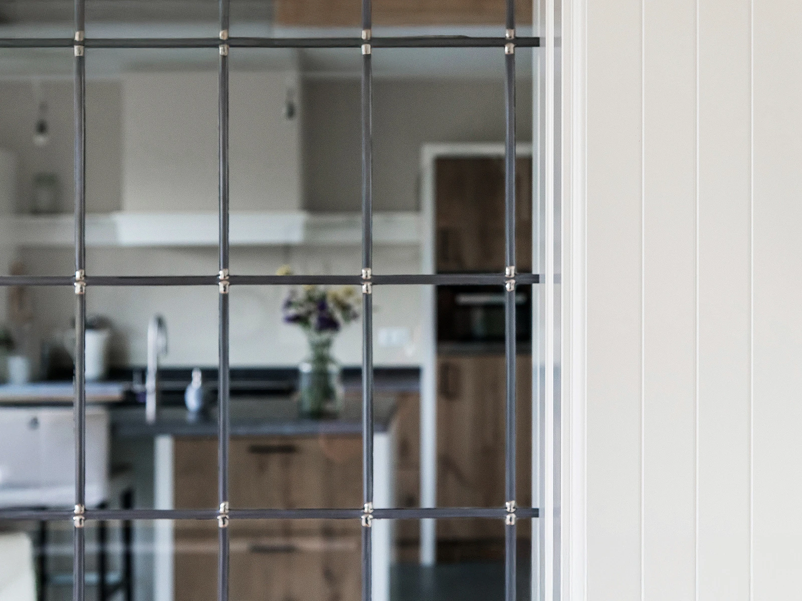 Landelijke ensuite kast met doorzicht naar de keuken in Gorinchem