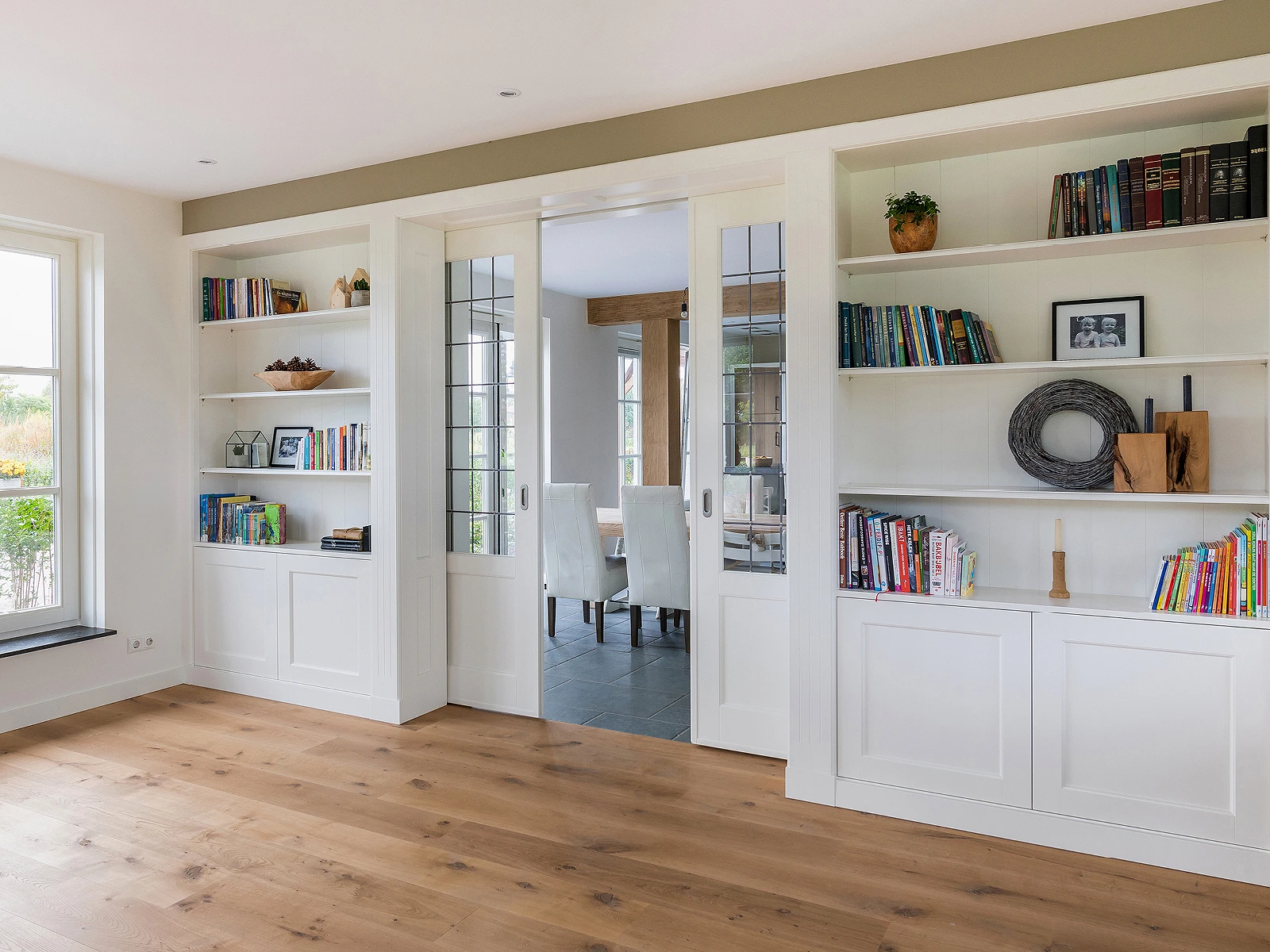 Landelijke ensuite kast met schuifdeuren naar de maatwerk keuken door MTH Interieurmakers