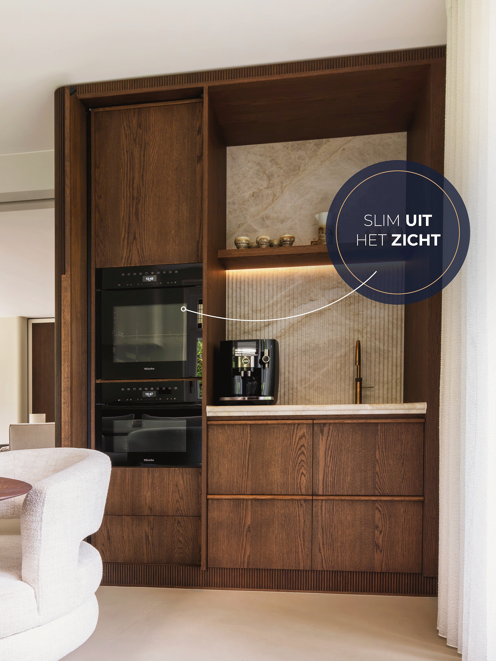 Maatkeuken in wandkast met verborgen oven door MTH Interieurmakers. Trending kast met ronde hoeken