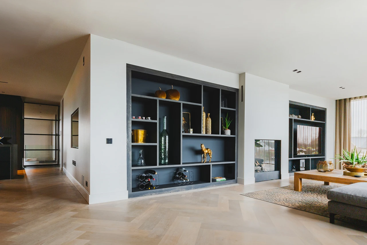 Maatwerk kast in de muur ingebouwd door MTH Interieurmakers uit Hardinxveld