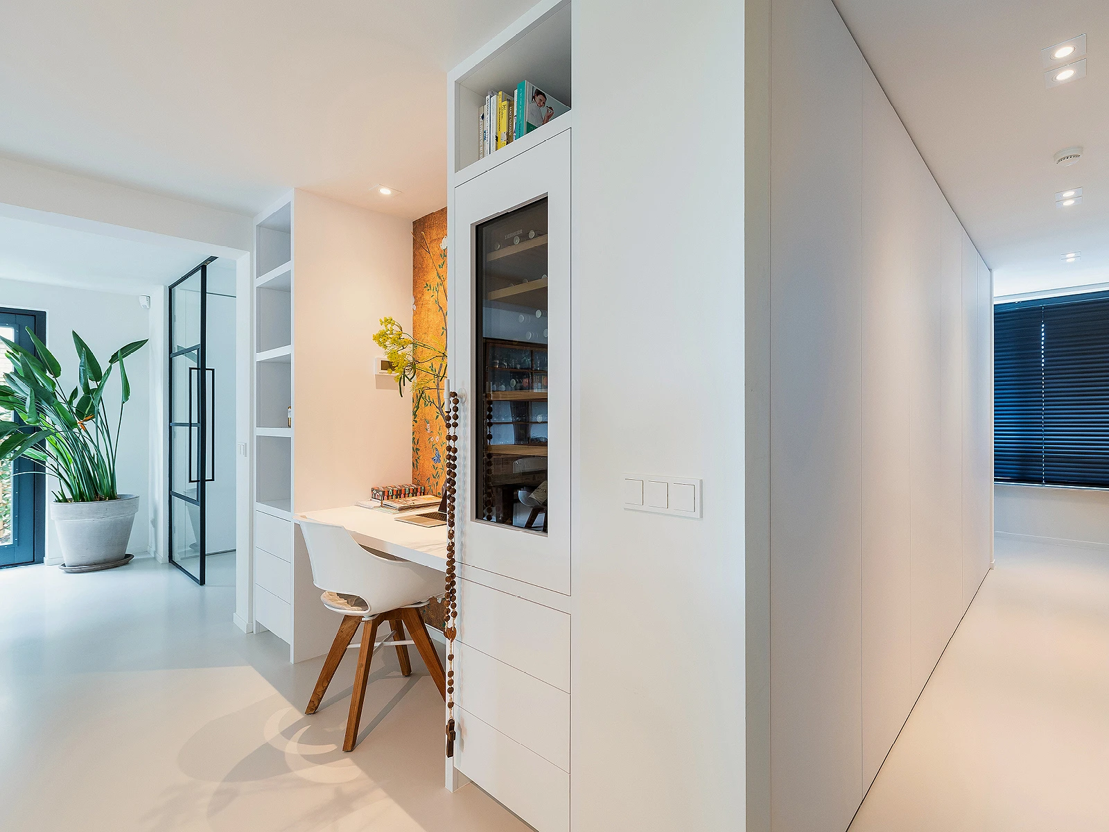 Maatwerk kast naast werkplek gemaakt in Sliedrecht