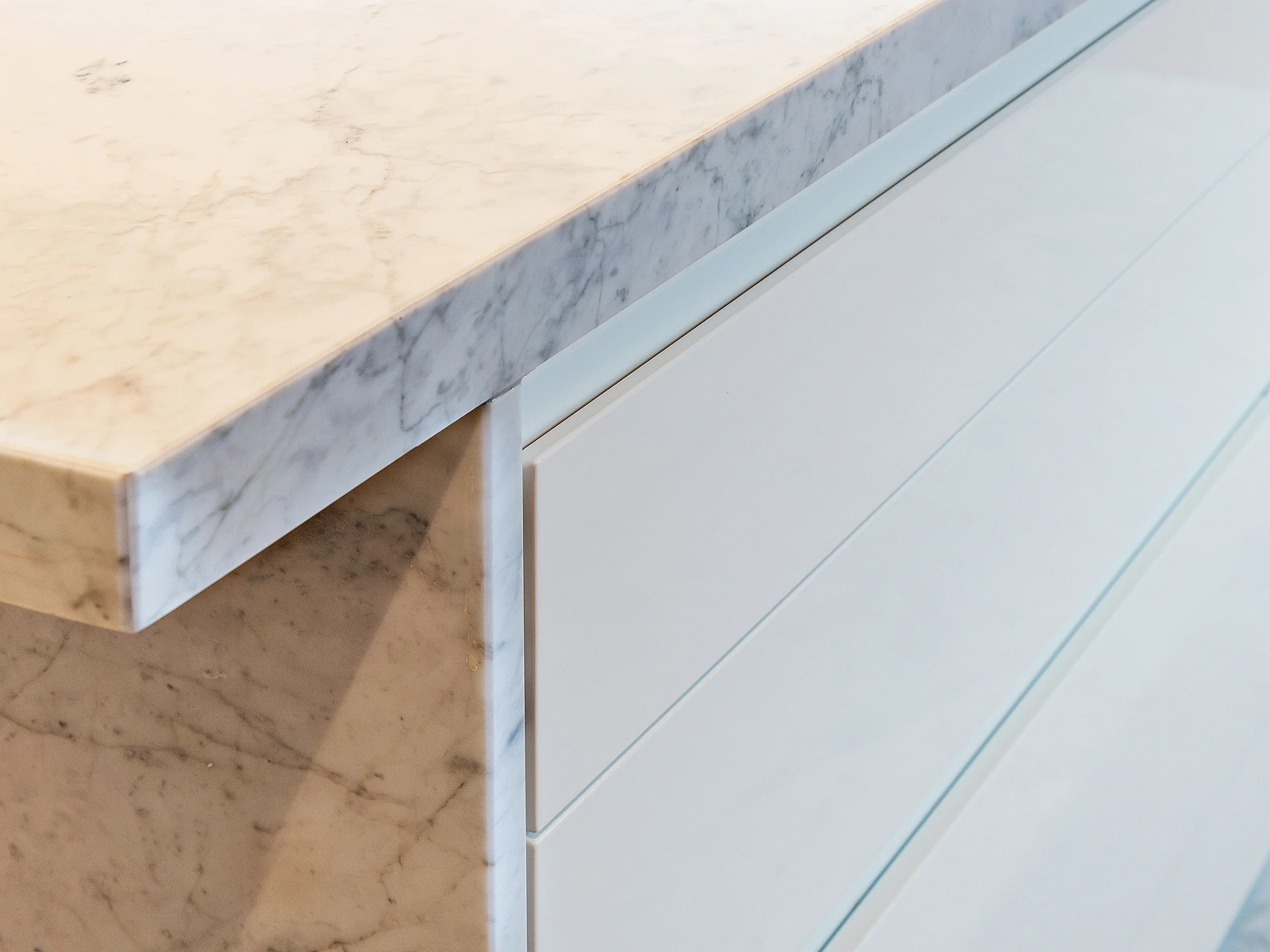 Maatwerk keuken met marmeren blad netjes afgewerkt ook op de hoeken