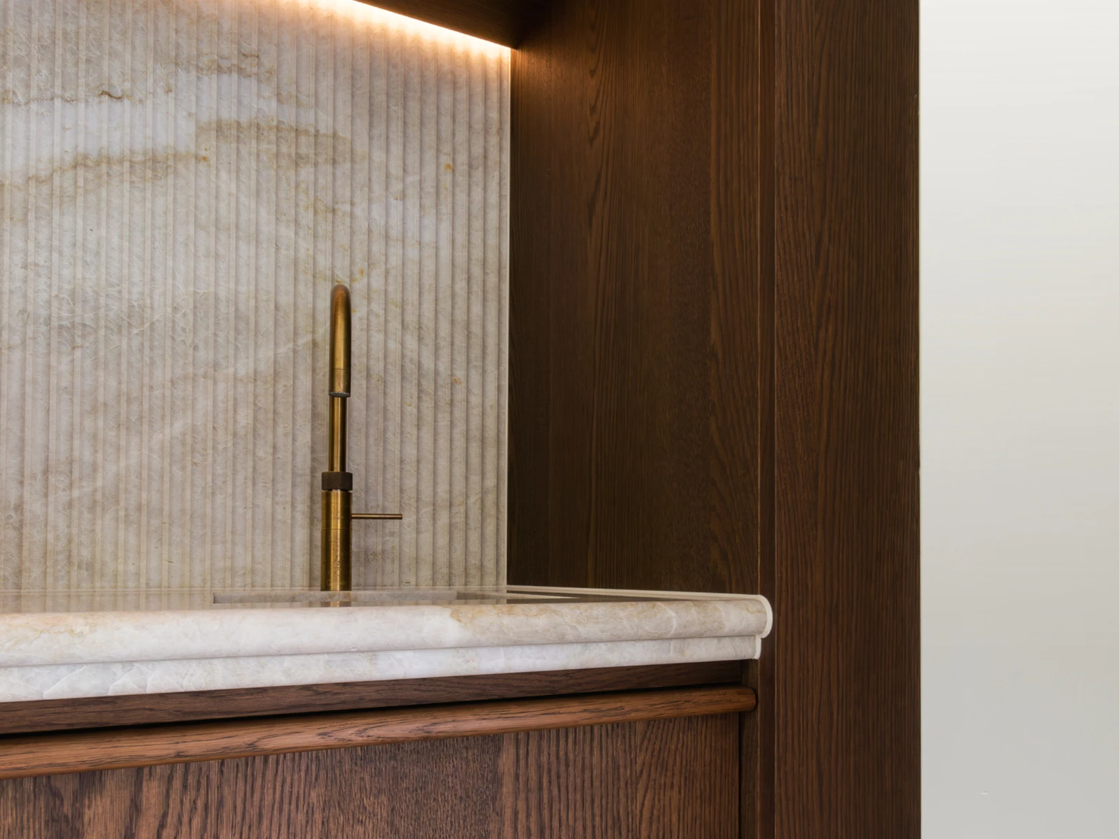 Moderne keuken op maat gemaakt met messing kraan in Schelluinen