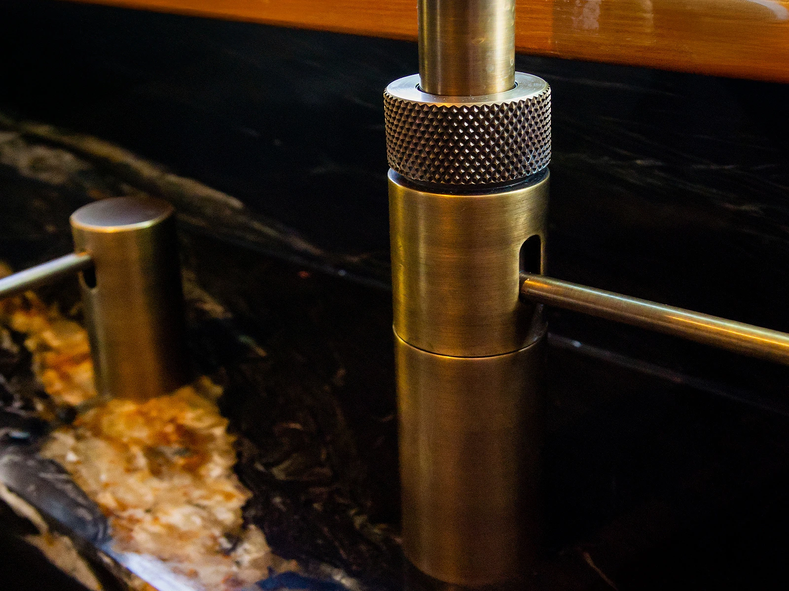 Moderne maatkeuken op schip met marmer en messing kraan