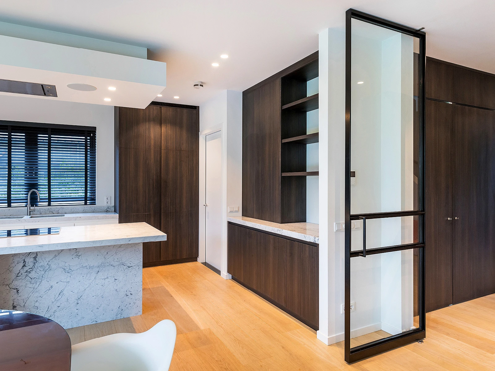 Overzicht maatwerk witte keuken met marmeren blad in Hardinxveld 