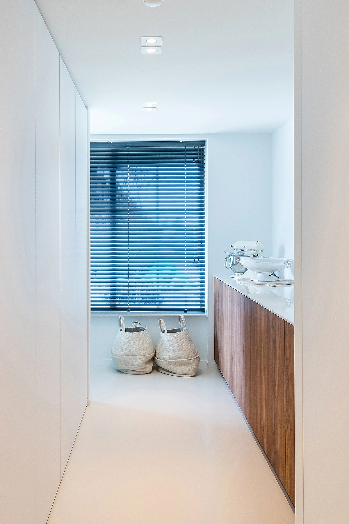 Overzicht op maat gemaakte keuken met kastenwand scandinavisch interieur