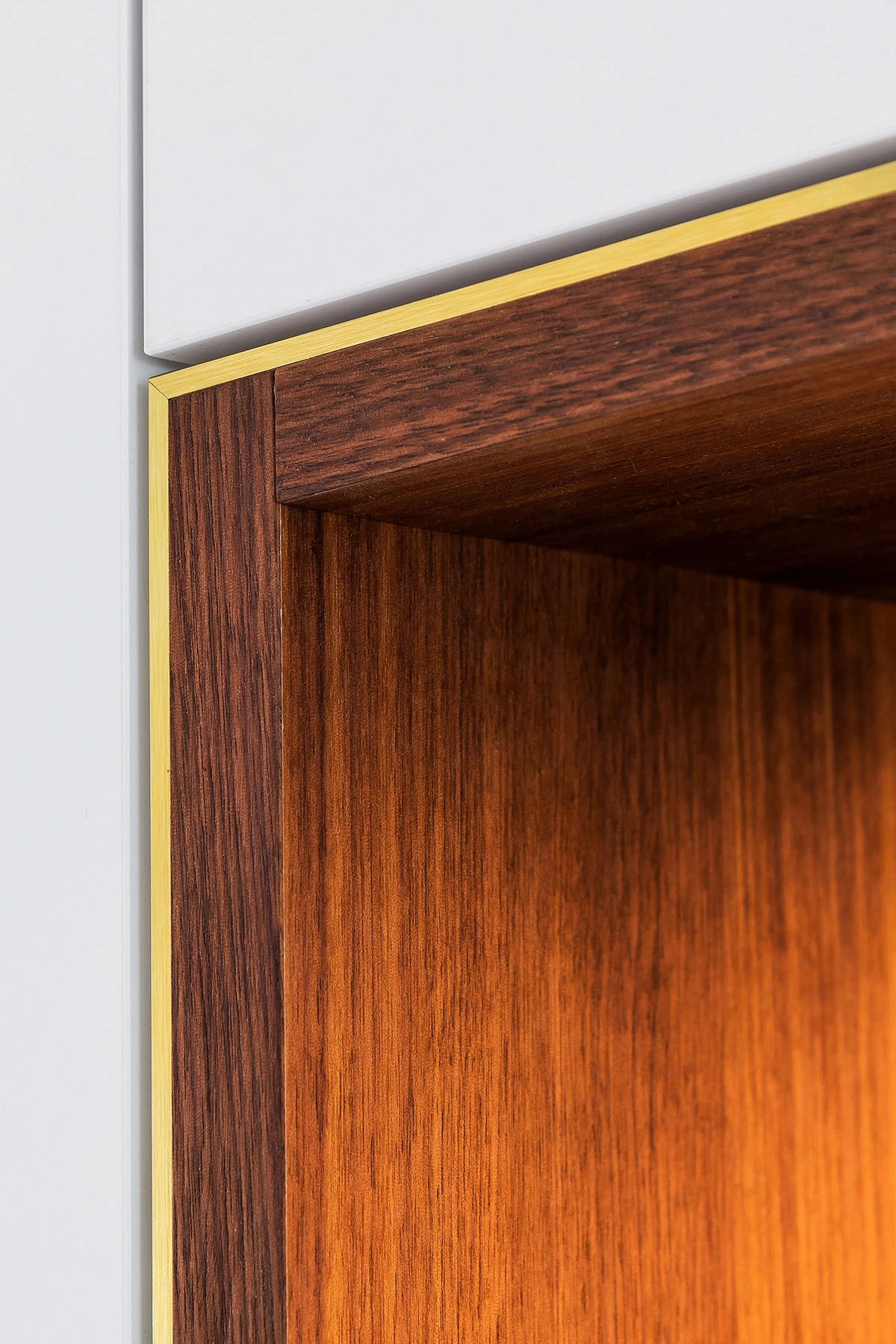 Soort hout kastenwand op maat met een nis close up