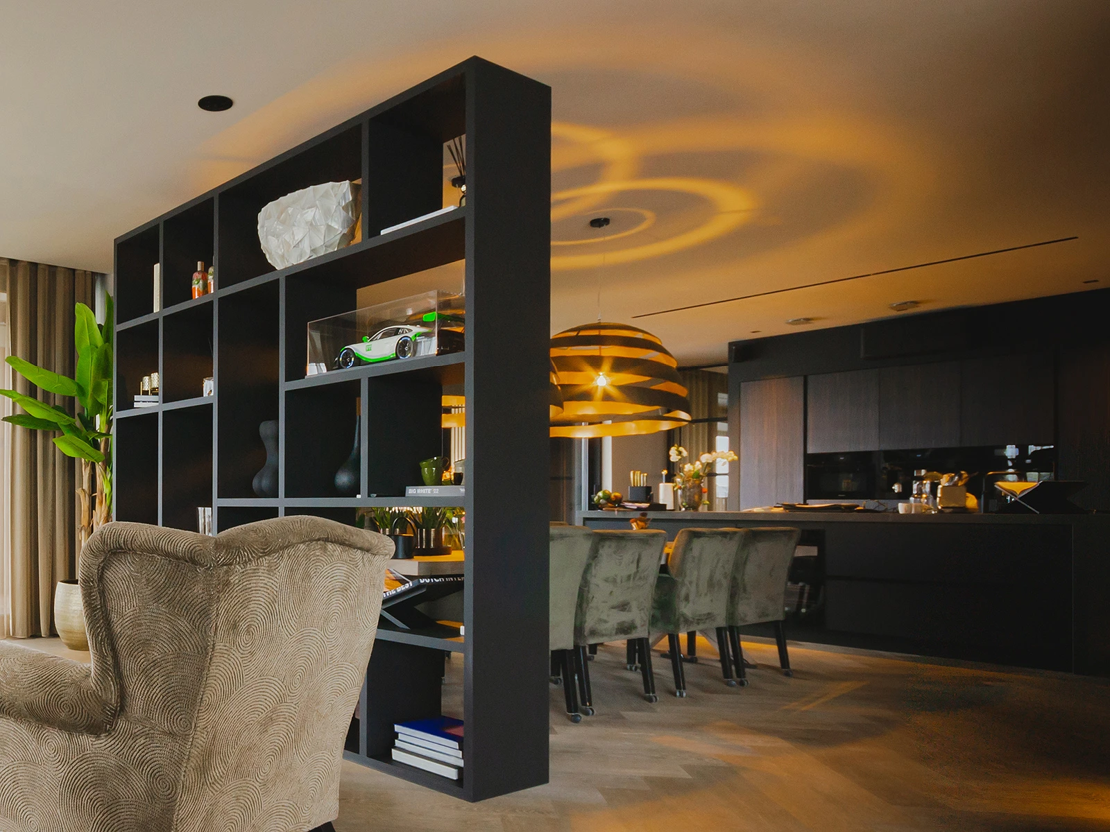 Stijlvolle royale zwarthouten maatkasten op maat in Giessenburg door MTH Interieurmakers