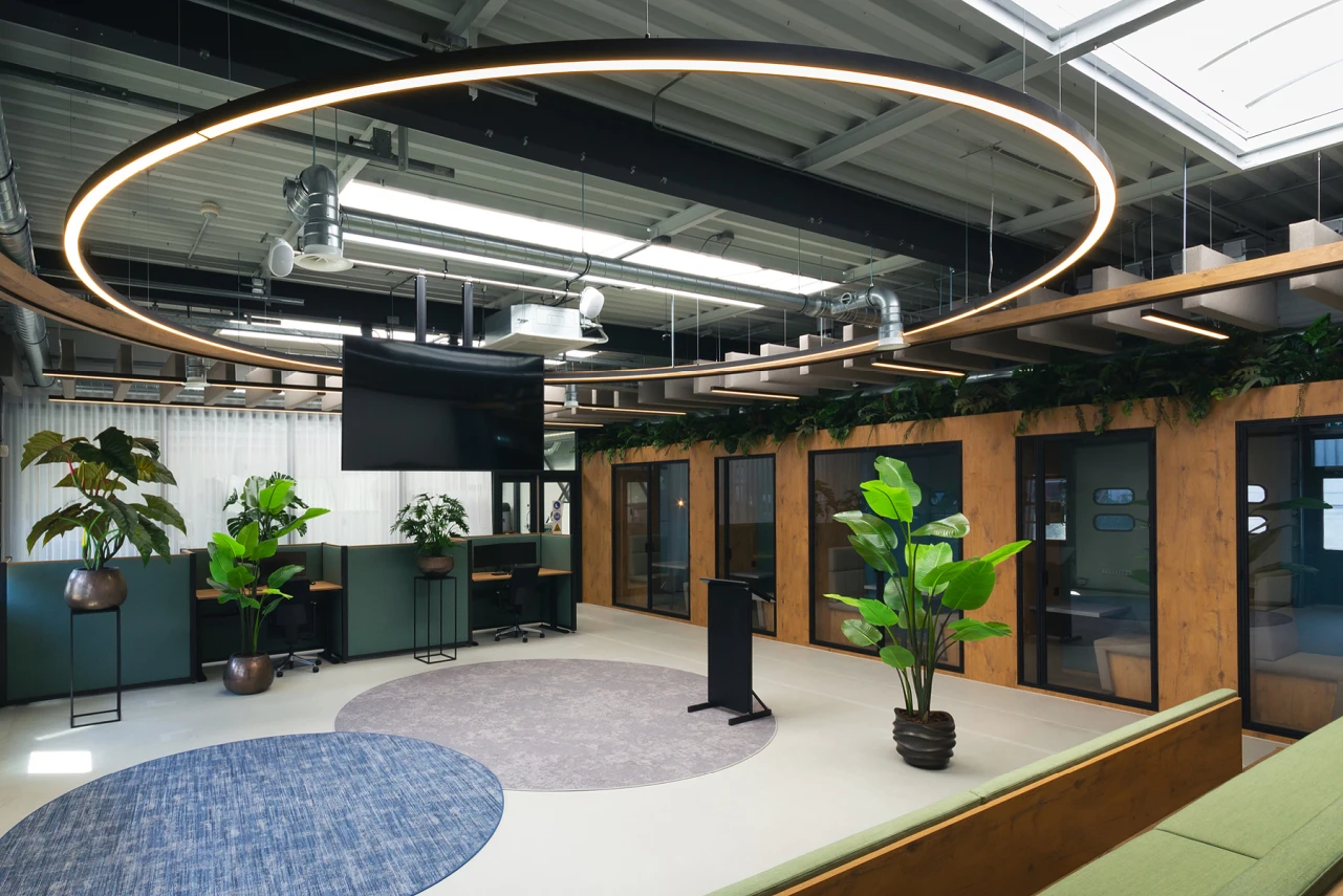 stiltewerkplekken op maat gemaakt in een bedrijfspand