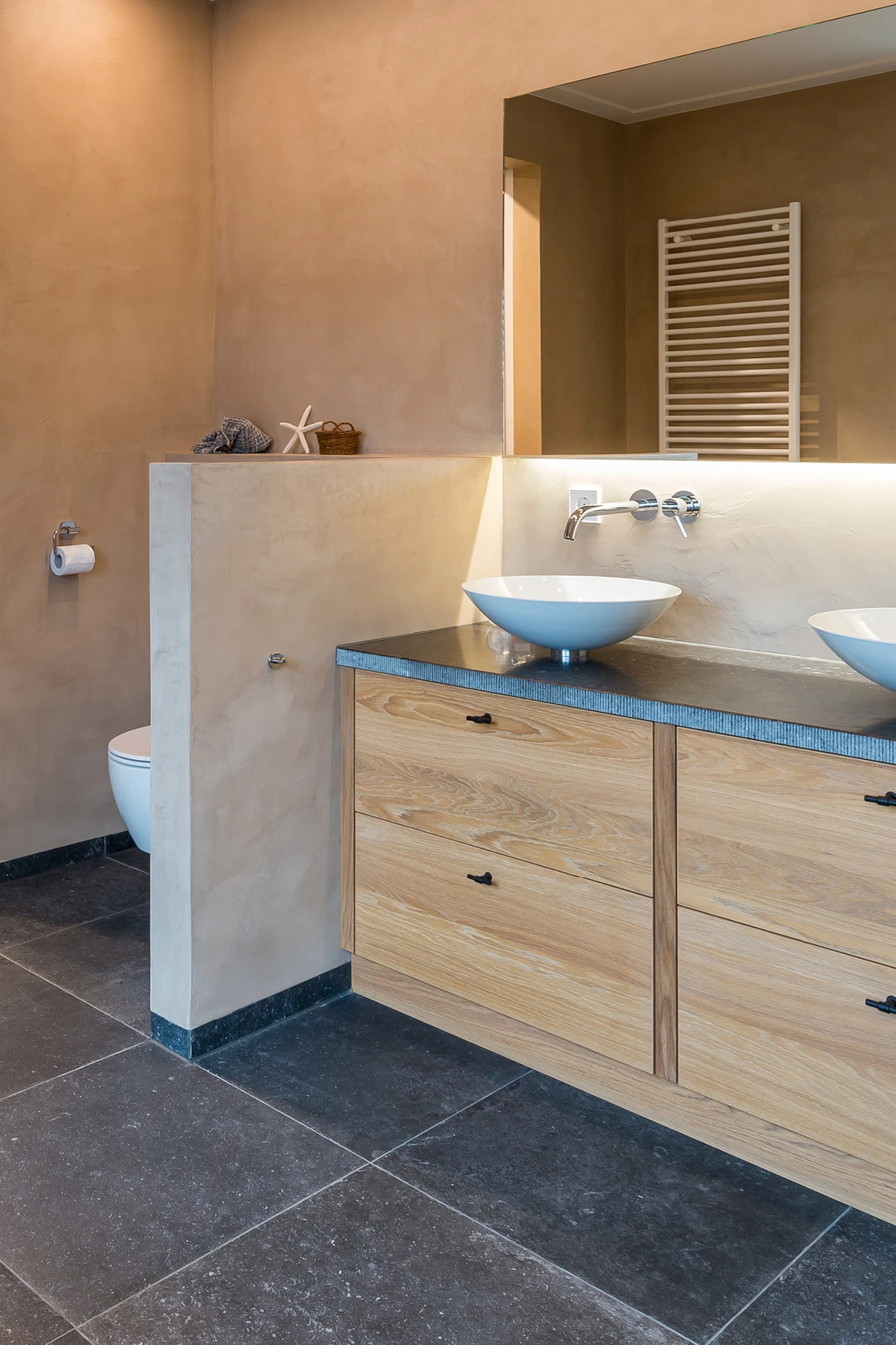 Wastafel op maat gemaakt met houten panelen door MTH Interieurmakers